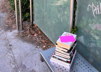 Neobičan prizor na autobusnoj stanici u Splitu: Netko ostavio hrpu knjiga i kratku poruku