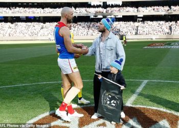 Nogometna rivalstva ostavljena po strani dok je Jai Arrowu pogođenom MND-om odana počast na AFL-ovom Big Freezeu