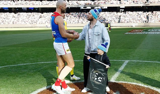 Nogometna rivalstva ostavljena po strani dok je Jai Arrowu pogođenom MND-om odana počast na AFL-ovom Big Freezeu