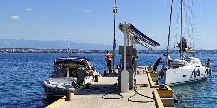 ODLIČNE VIJESTI NA STARTU SEZONE Sprema se veliko pojeftinjenje goriva, evo novih cijena