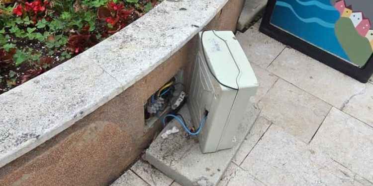 OPASNOST UZ MORE Odvaljena razvodna kutija sa žicama na šibenskoj rivi!