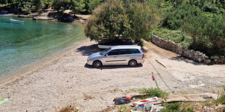 OVO JOŠ NISTE VIDJELI Komunalni redari im zabranili šugamane, pa ekipa na Šolti ‘rezervira’ plažu – automobilima!