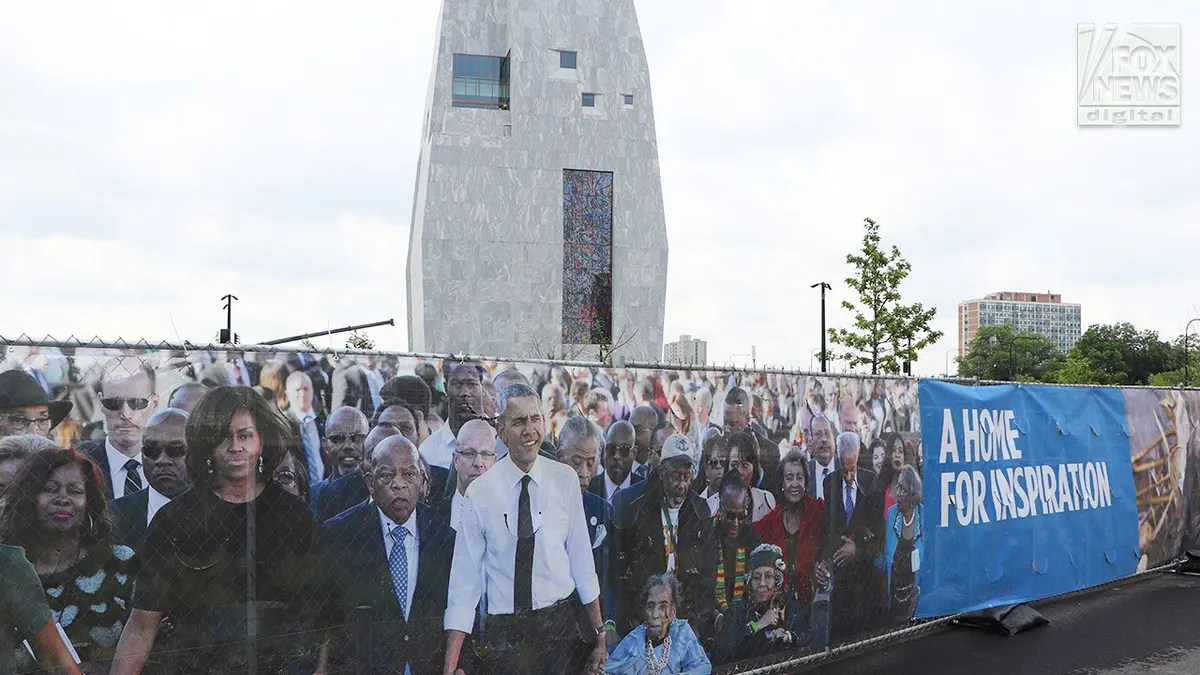 Transparent na ogradi koji prikazuje Baracka Obamu ispred Obaminog predsjedničkog centra.
