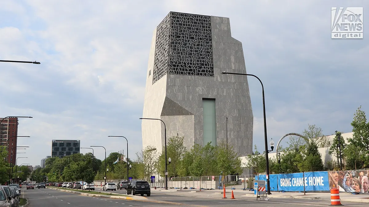 Pogled na Obamin predsjednički centar s ulice u Chicagu.
