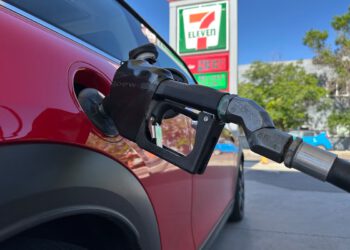 Od nenapunjenih spremnika plina do manje dodataka, trgovci na malo vide kako američki potrošači preispituju svoju potrošnju