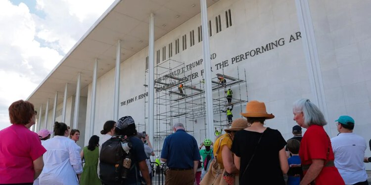 Odbor Kennedy Centera traži od žalbenog suda da blokira uklanjanje Trumpovog imena
