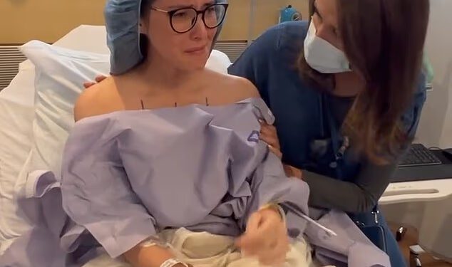 Olivia Munn viđena kako jeca u bolničkom krevetu na dan operacije dvostruke mastektomije u srcedrapajućem videu