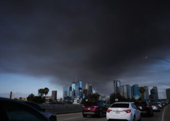 Otrovni dim guta Los Angeles dok veliki požar u skladištu izaziva upozorenje za skloništa