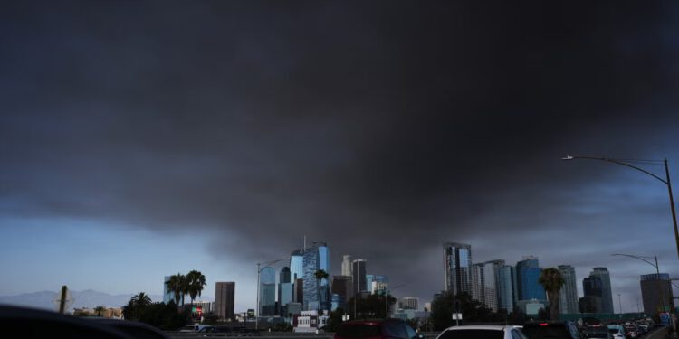 Otrovni dim guta Los Angeles dok veliki požar u skladištu izaziva upozorenje za skloništa