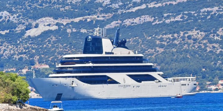 PLOVEĆA PALAČA OD 400 MILIJUNA EURA Ultra-luksuzna megajahta Four Seasons I uplovila u Korčulu