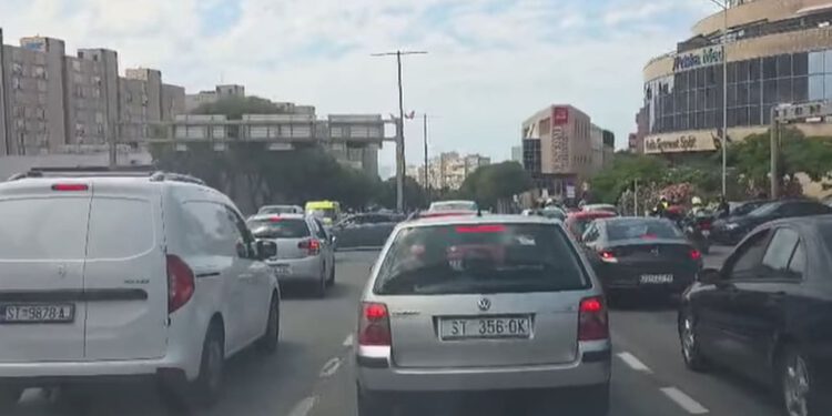 PROMETNI KAOS U SPLITU Ne rade semafori na križanju Poljičke i Velebitske, stvaraju se velike gužve