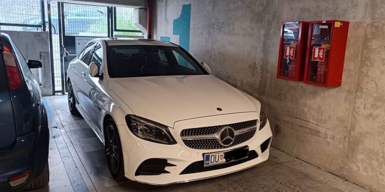 Parkirao preko izlaza za pješake, pogodite o kojem je automobilu riječ