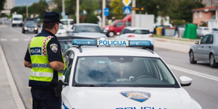 Pješak teško ozlijeđen u Splitu: Policija traži vozača