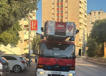 Planula klima na četvrtom katu zgrade, vatrogasci hitno intervenirali