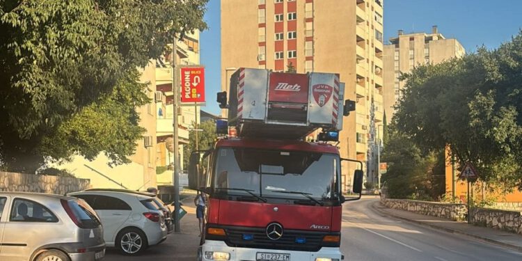 Planula klima na četvrtom katu zgrade, vatrogasci hitno intervenirali
