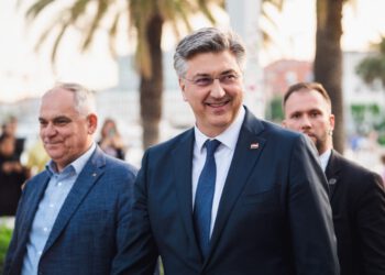 Plenković s ministrima stigao u Makarsku! Dobio je nagradu, a potom je uslijedio ždrijeb