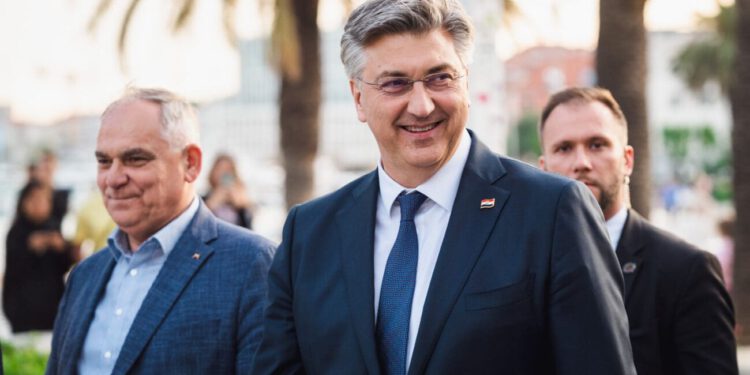 Plenković s ministrima stigao u Makarsku! Dobio je nagradu, a potom je uslijedio ždrijeb