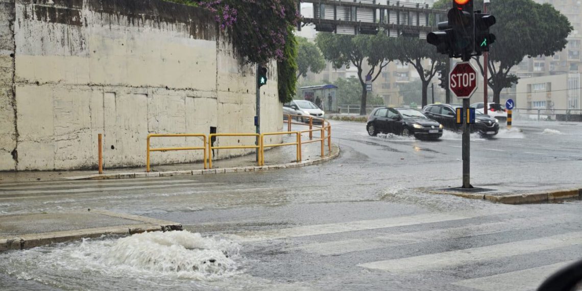 Poljička kod Velebitske pretvorila se u jezero, vozači jedva prolaze kroz bujicu
