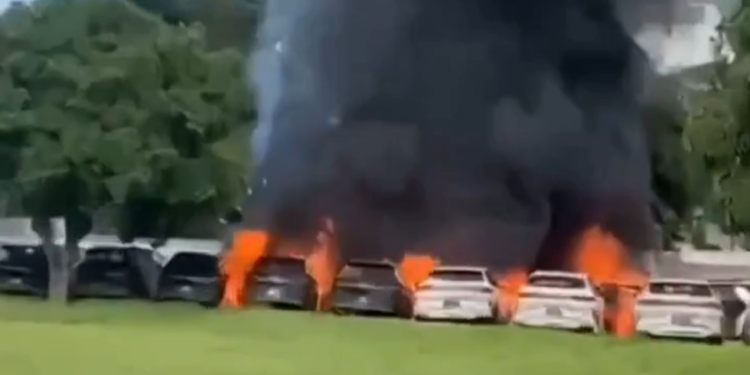 Popularna američka pjevačica među šest poginulih u sudaru helikoptera (VIDEO) — RT Entertainment