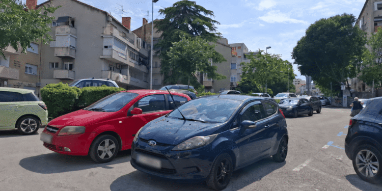 Poruka dočekala vozača kod Pravnog fakulteta: “Blokirao je izlaz s parkinga”