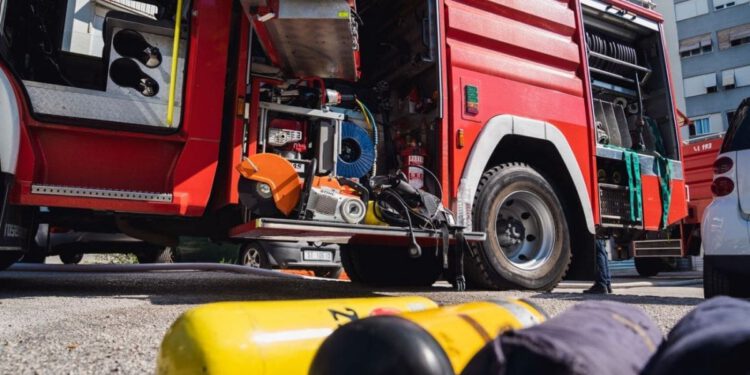 Požar na Gripama: Gori krov male dvorane, vatrogasci na terenu