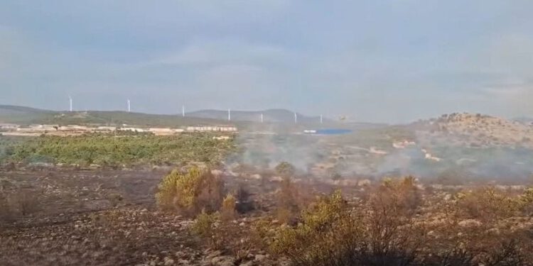 Požari u Dalmaciji nakon udara munja, u pomoć poslani kanaderi i Air Tractori