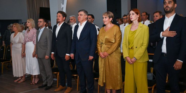 Predsjednik Milanović u Supetru: Ljude treba upozoriti na nova vremena