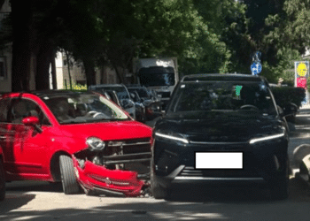 Prometna nesreća na Spinutu: U Teslinoj ulici sudarila se dva automobila