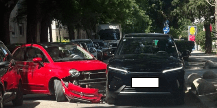 Prometna nesreća na Spinutu: U Teslinoj ulici sudarila se dva automobila