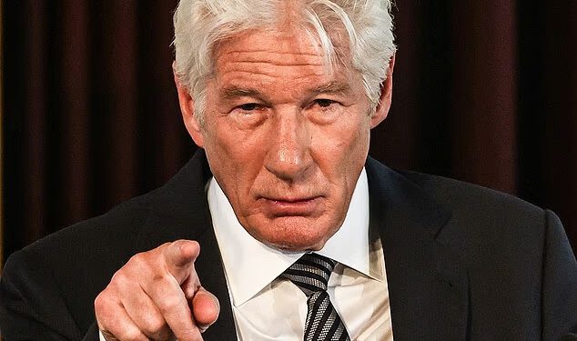 Richard Gere se ‘duboko posramio’ SAD-a dok je palio ‘ludog’ Trumpa tijekom govora u Europi… unatoč tome što je pobjegao u Španjolsku