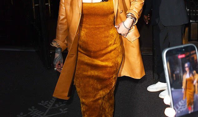 Rihanna okreće poglede u brončanoj haljini s dubokim izrezom dok podržava A$AP Rockyja dok osvaja prvu Tribeca X nagradu za filmaša godine