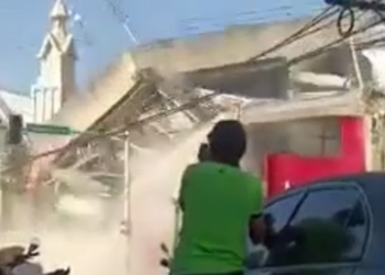 Rušenje zgrada nakon snažnog potresa i upozorenja na tsunami na Filipinima (VIDEO) — RT World News