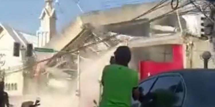 Rušenje zgrada nakon snažnog potresa i upozorenja na tsunami na Filipinima (VIDEO) — RT World News