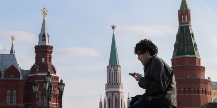 Rusi pronalaze načine kako zaobići Putinovu digitalnu željeznu zavjesu – telefon po telefon