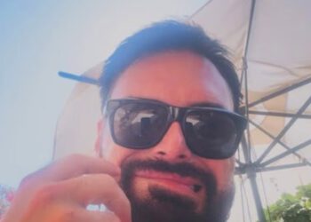 Rylan Clark propušta svoju emisiju na Radio 2 nakon što je ostao nasukan u Nici zbog otkazivanja letova dok se šali ‘Krivim sve osim sebe!’