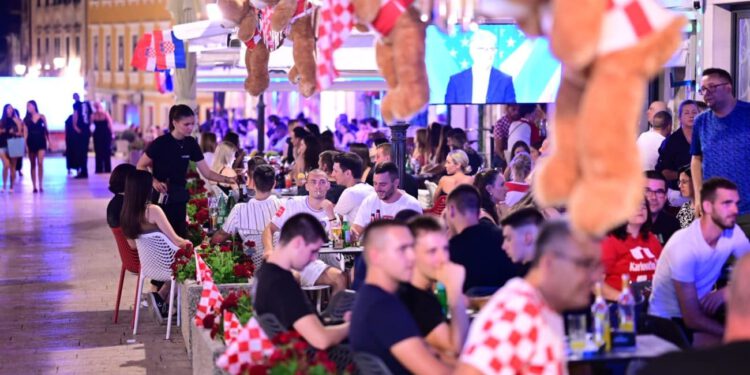 SINJ VEČERAS DIŠE ZA VATRENE Sinjska pijaca puna navijača, stigao i Miro Bulj
