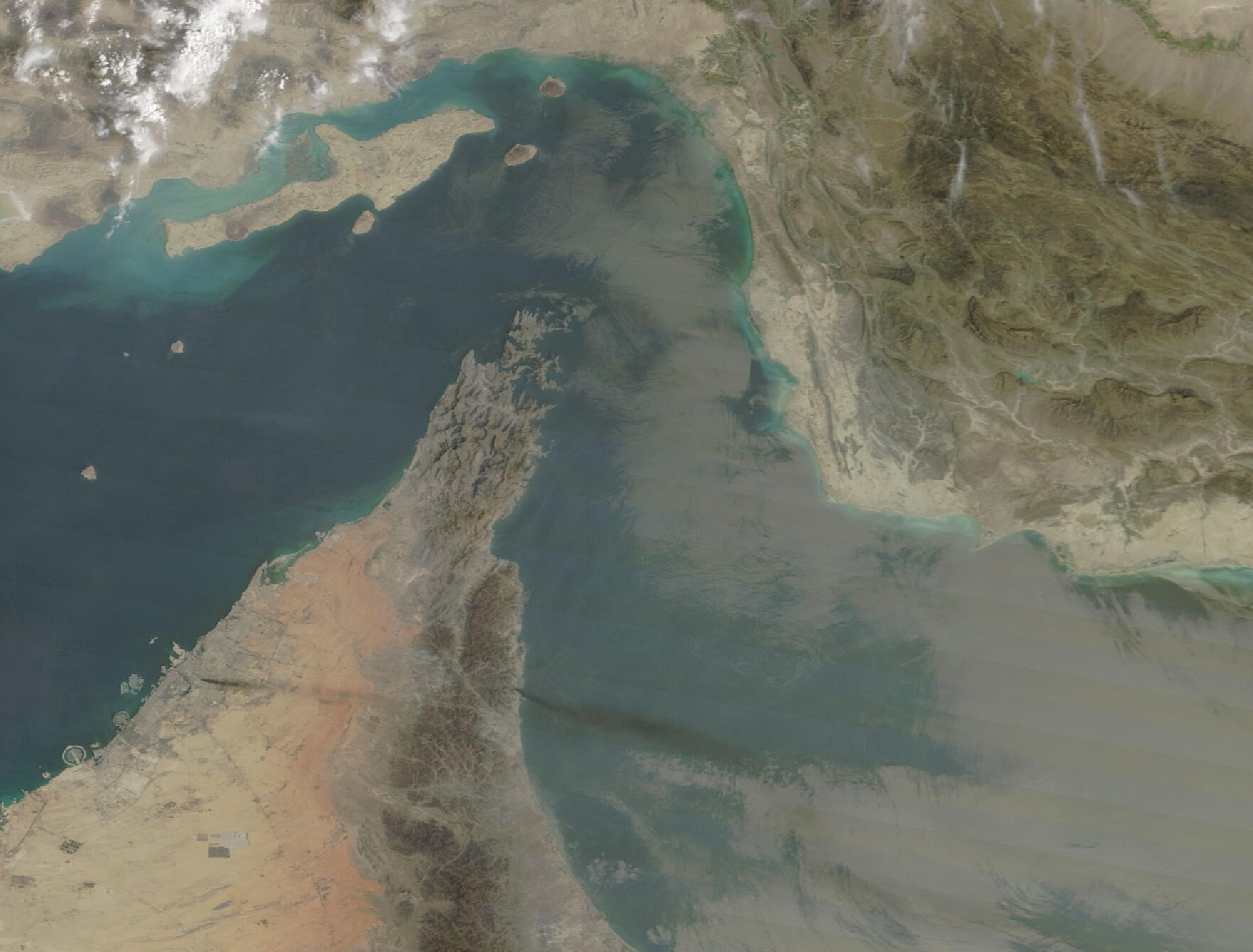 Satelitska slika prikazuje dim koji se diže iz luke Fujairah u UAE, usred američko-izraelskog sukoba s Iranom, u Fujairahu, Ujedinjeni Arapski Emirati, 16. ožujka 2026.