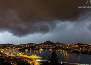 Snažno nevrijeme pogodilo Dubrovnik: Gužve na cestama, avion iz Barija kruži iznad zračne luke