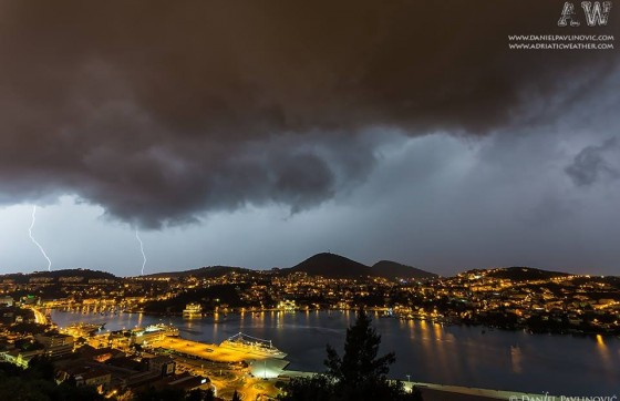 Snažno nevrijeme pogodilo Dubrovnik: Gužve na cestama, avion iz Barija kruži iznad zračne luke
