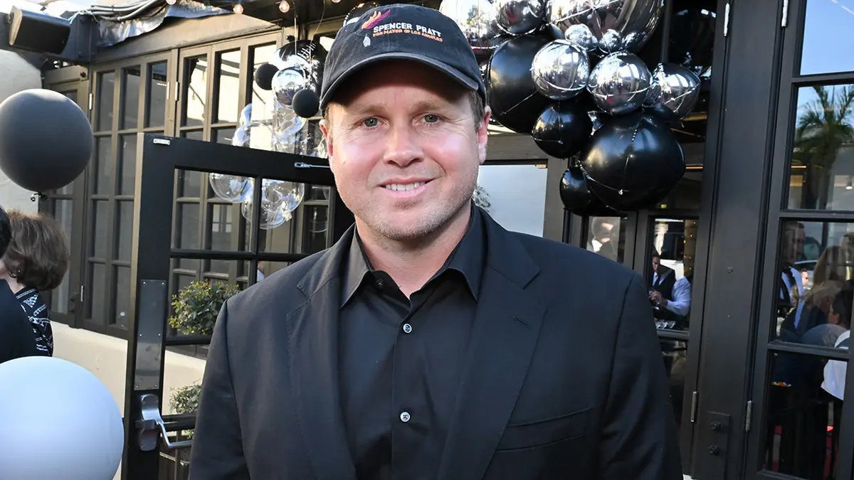 Spencer Pratt pozira za sliku dok prisustvuje događaju.