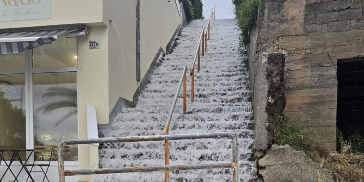 Stepenište u Stobreču pretvorilo se u bujicu: Promjena vremena stigla na splitsko područje