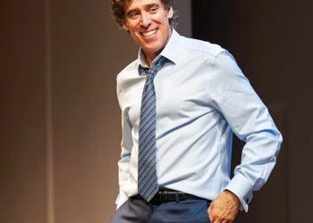 Stephen Mangan upada u red cijena ulaznica za West End i upozorava da bi kazalište moglo postati ‘igralište za bogate ljude’ dok napada ponašanje publike i kaže da ‘ne cijene što su u istoj prostoriji’
