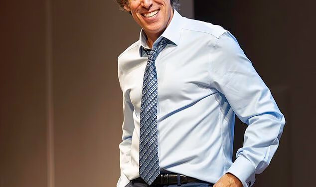Stephen Mangan upada u red cijena ulaznica za West End i upozorava da bi kazalište moglo postati ‘igralište za bogate ljude’ dok napada ponašanje publike i kaže da ‘ne cijene što su u istoj prostoriji’