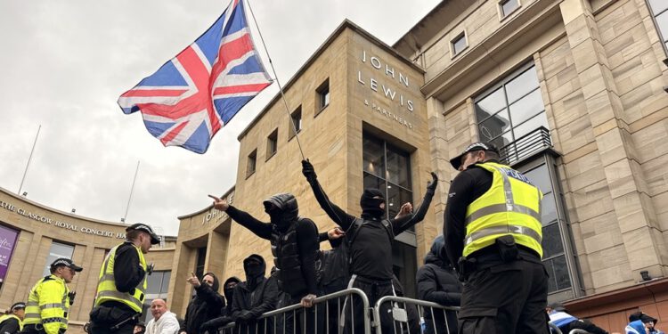Suparnički prosvjednici sukobili su se u Glasgowu zbog migracijskih napetosti (VIDEOZAPISI) — RT World News