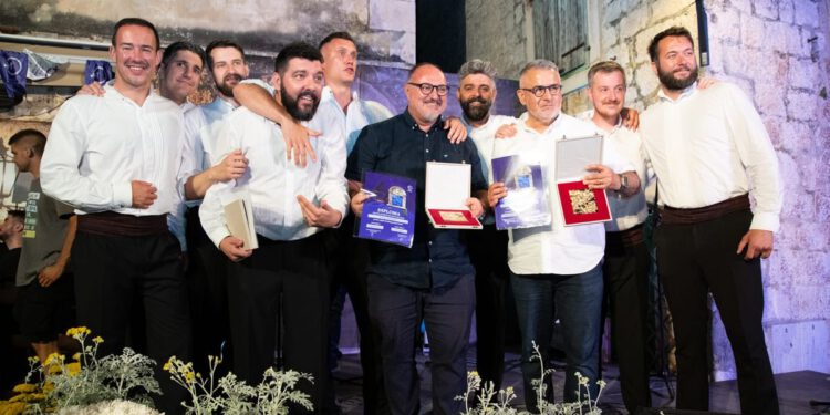 TRIJUMF SLAVNIH AUTORA Blaženko Juračić s Bošketom i Dušan Šarac s klapom Intrade utisnuli pobjednički pečat velikoj omiškoj večeri