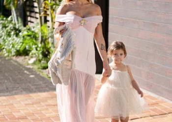 Tammy Hembrow s entuzijazmom se uvlači u poslastice u pripijenoj haljini koja pokazuje njezinu bogatu odjeću dok prisustvuje događaju Saba s kćeri Posy i sestrom Emilee na Gold Coastu