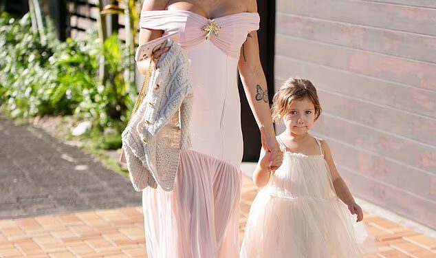 Tammy Hembrow s entuzijazmom se uvlači u poslastice u pripijenoj haljini koja pokazuje njezinu bogatu odjeću dok prisustvuje događaju Saba s kćeri Posy i sestrom Emilee na Gold Coastu