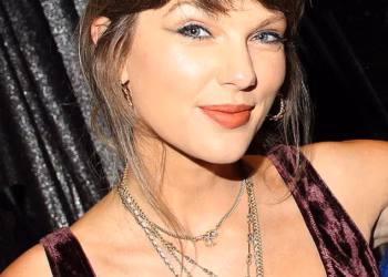 Taylor Swift primijećena kako se ukrcava u privatni zrakoplov na Rhode Islandu dok se vrte glasine o djevojačkoj večeri