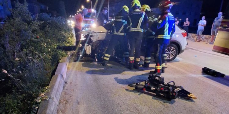 Teška prometna nesreća u Kaštelima, cesta zatvorena za sav promet. Tri osobe hitno prebačene u KBC Split
