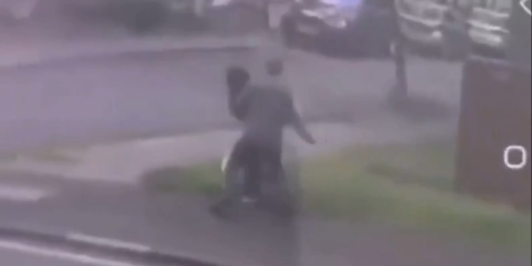 Tinejdžerka izbodena nožem u Velikoj Britaniji nekoliko dana nakon napada u Belfastu (VIDEO) — RT World News